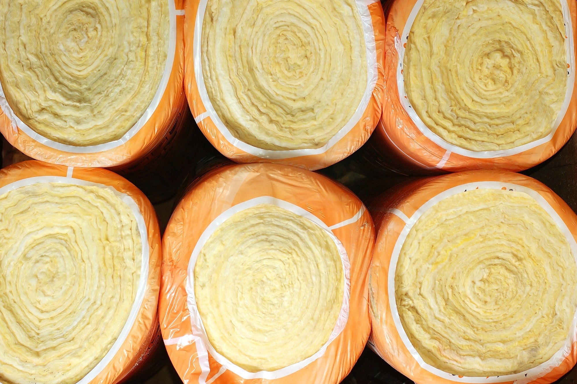 thermal insulation material in rolls for insulating walls and roofs of buildings.