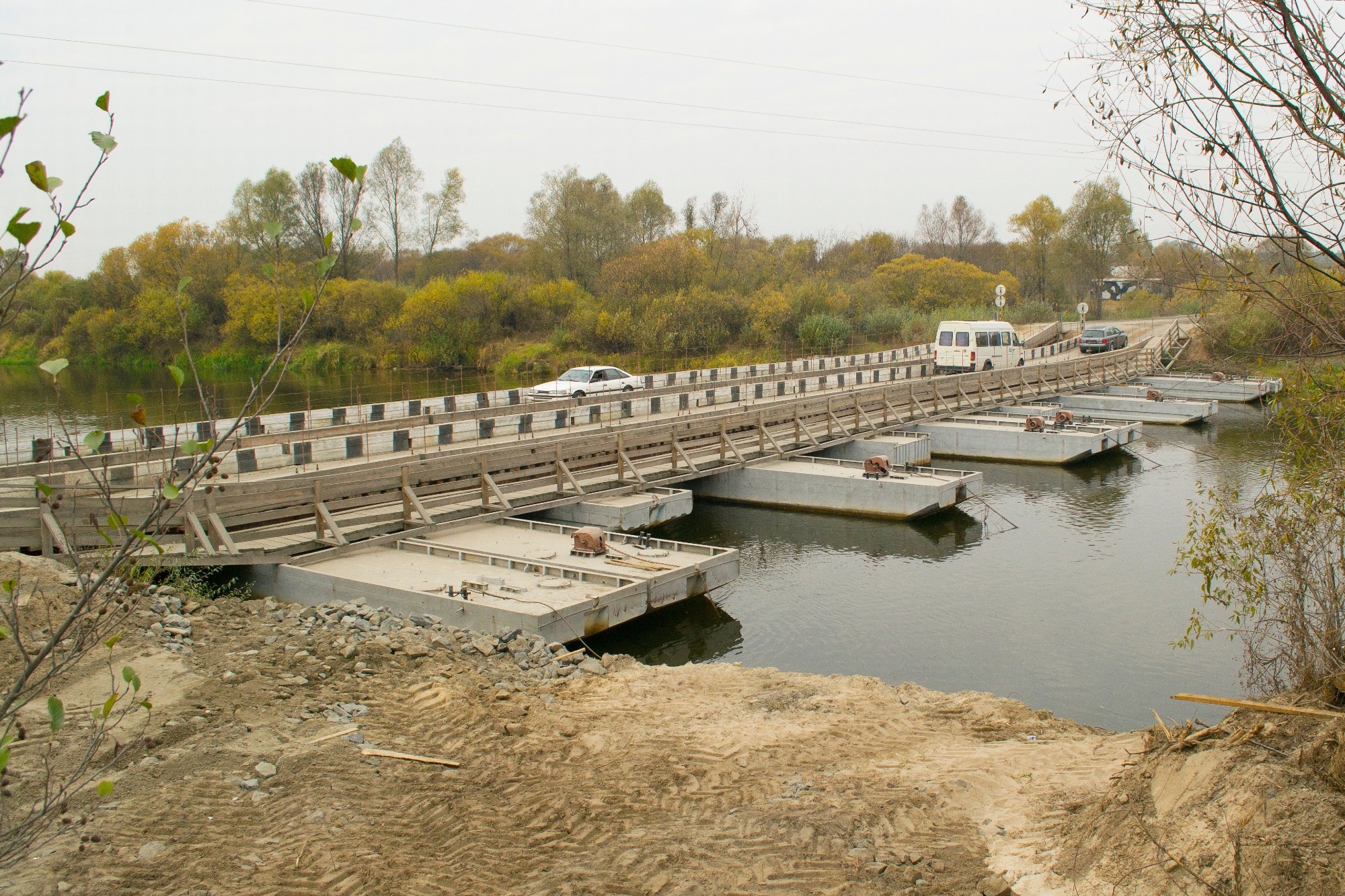 floating bridge for river crossing cars