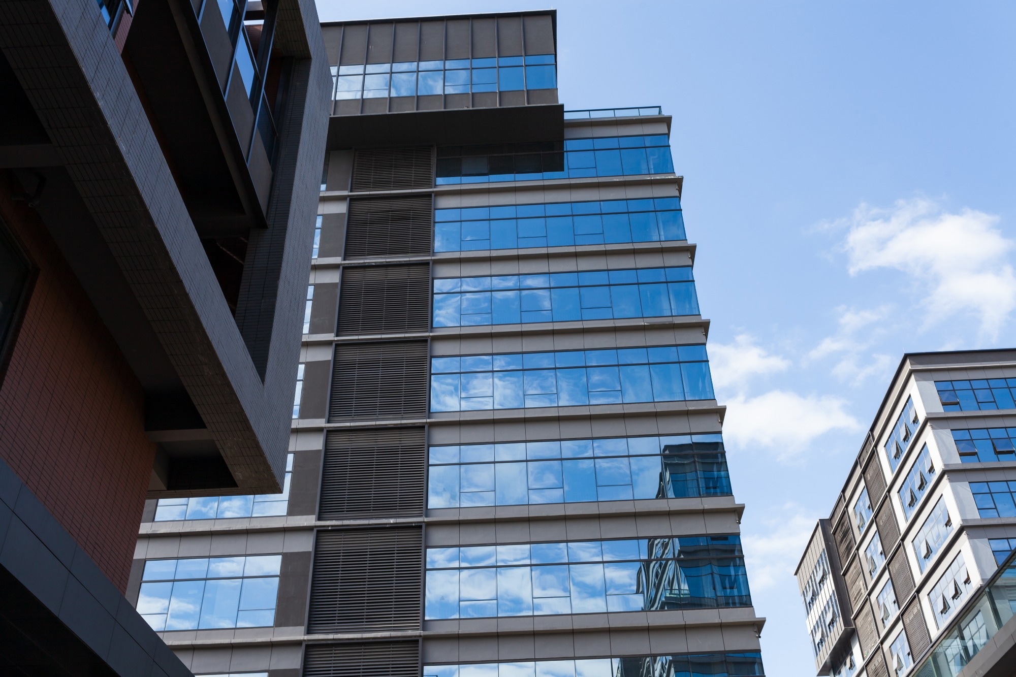 Collaborative Robots Streamline Curtain Wall Installation