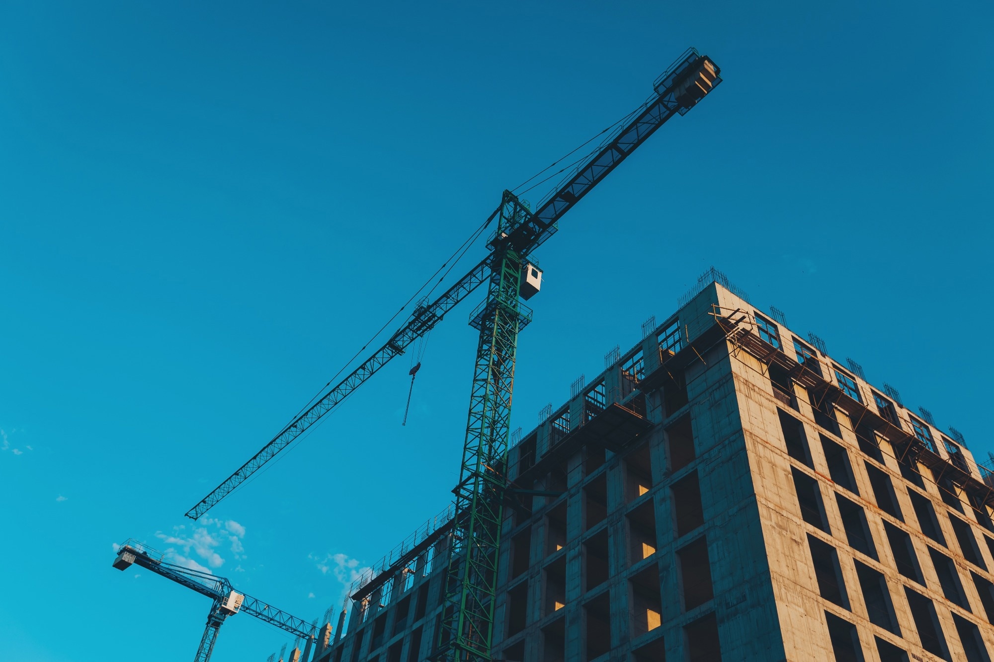 Construction of apartment building from concrete, monolithic slabs.