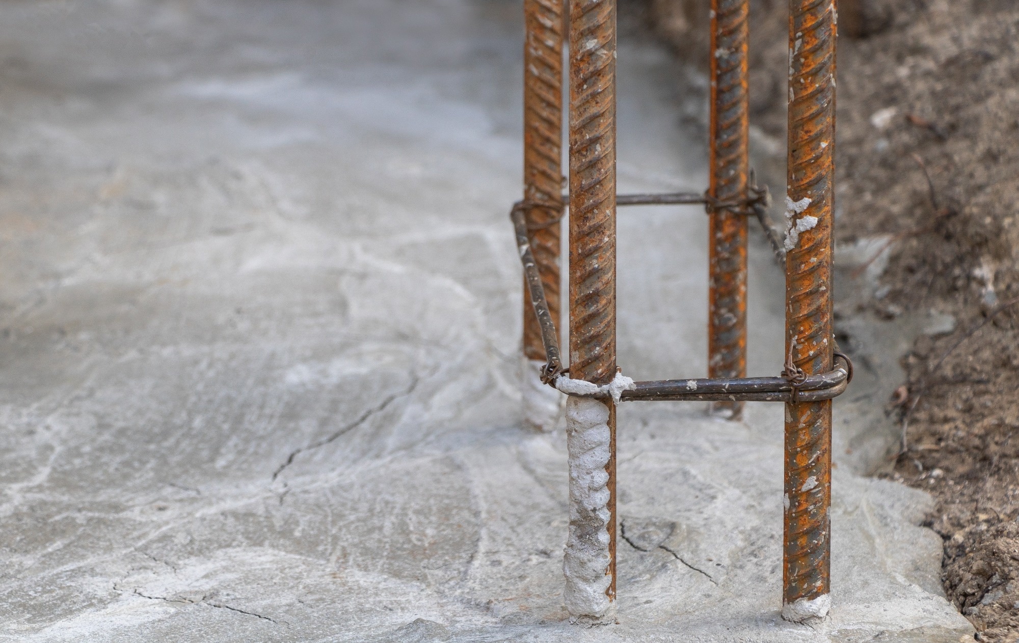 Reinforcement concrete with metal wires sticking out.