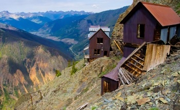 Wall Material Stiffness Shapes Building Response to Mining Tremors